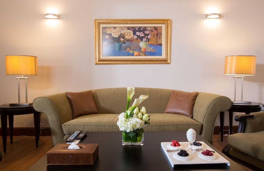 Danat Al Ain Resort Exteriér fotografie A living room at the hotel