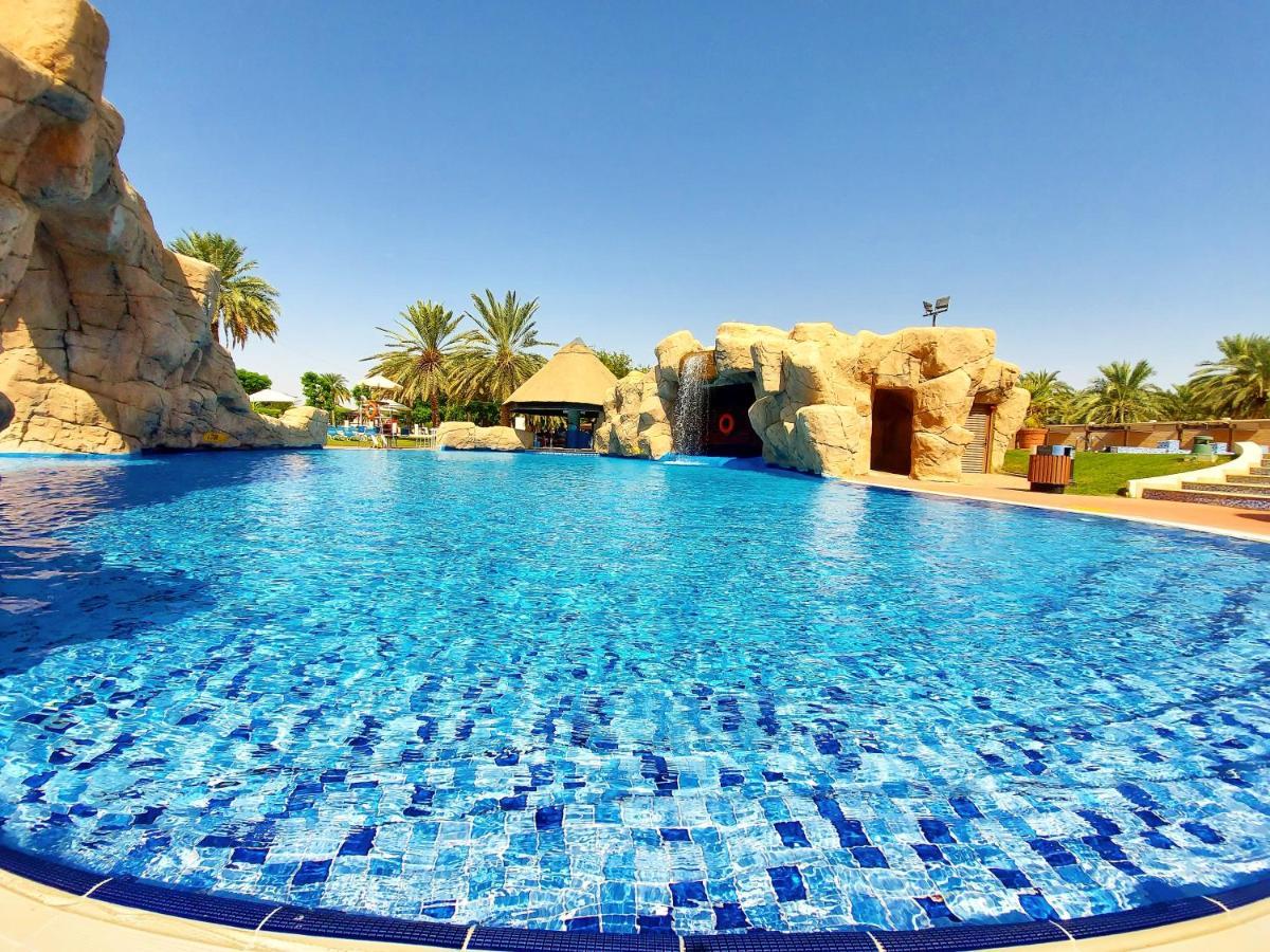Danat Al Ain Resort Exteriér fotografie The swimming pool at the resort