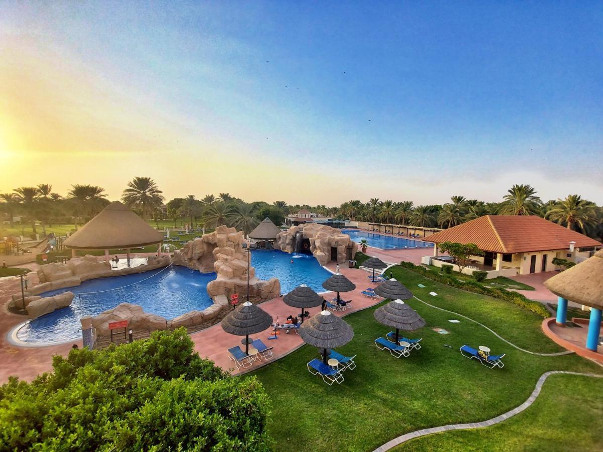 Danat Al Ain Resort Exteriér fotografie The resort's pool area