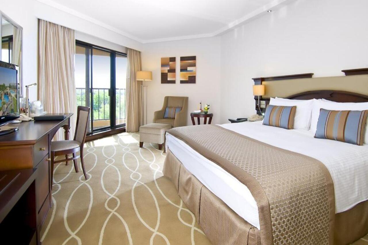 Danat Al Ain Resort Exteriér fotografie A room at the Jumeirah Creekside