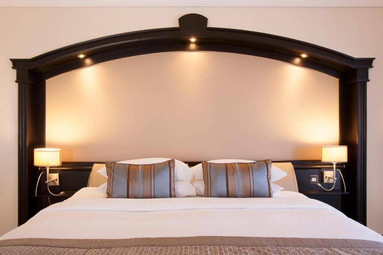 Danat Al Ain Resort Exteriér fotografie A bedroom at the hotel