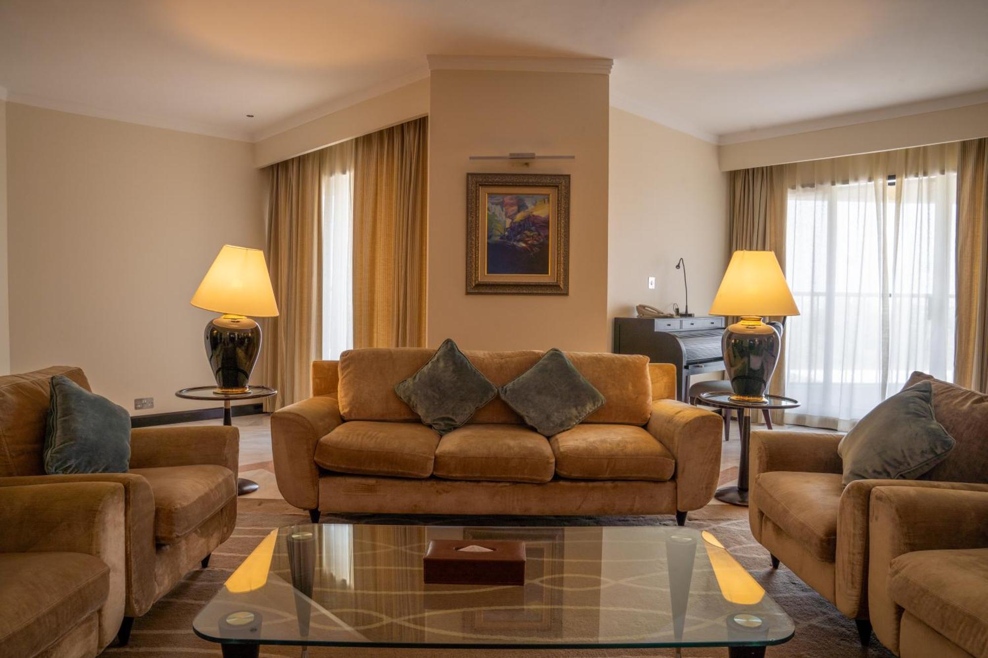 Danat Al Ain Resort Exteriér fotografie A living room in a suite at the hotel