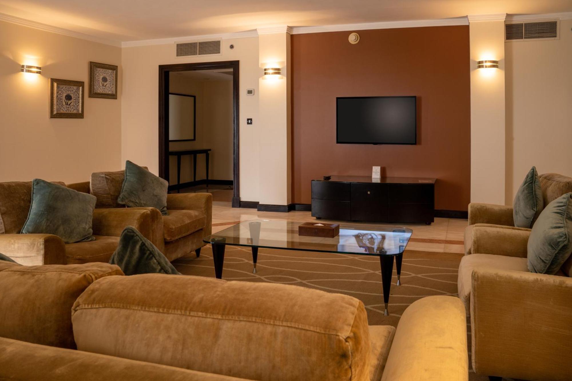 Danat Al Ain Resort Exteriér fotografie A living room in a suite at the Taj Mahal Palace, Mumbai