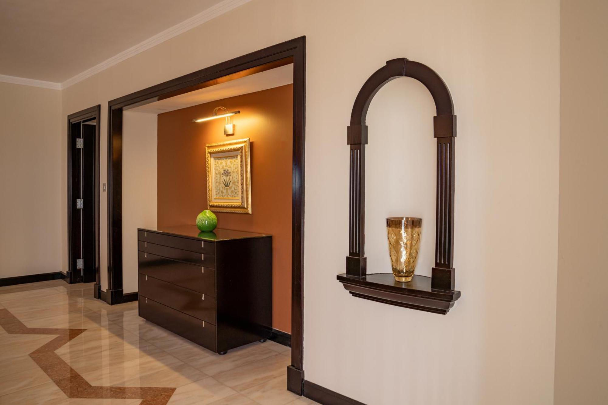 Danat Al Ain Resort Exteriér fotografie A wall niche