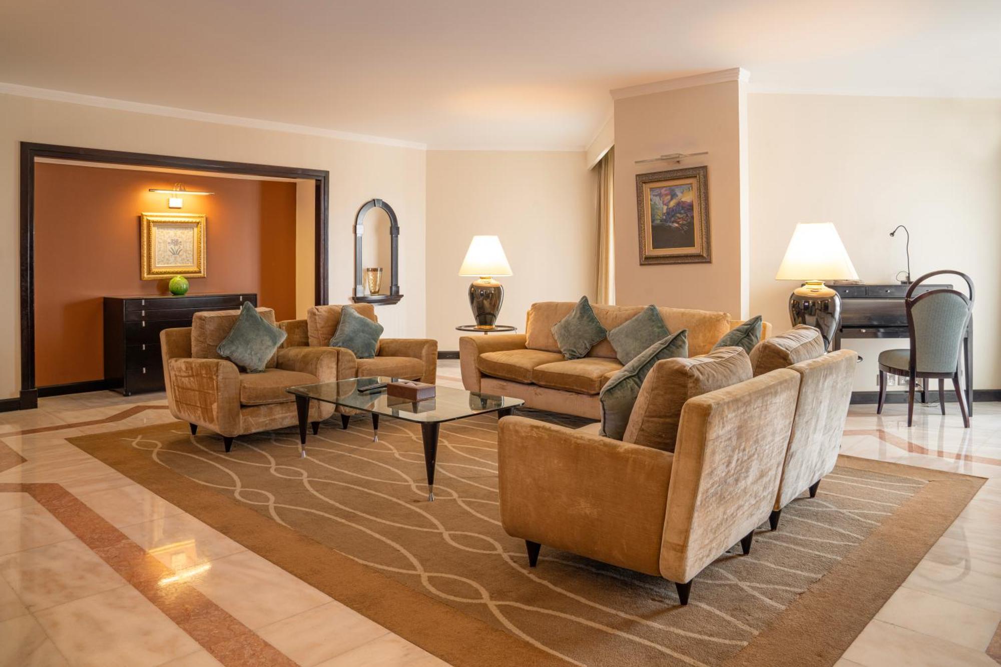 Danat Al Ain Resort Exteriér fotografie A living room in a suite at the Jumeirah Emirates Towers Hotel