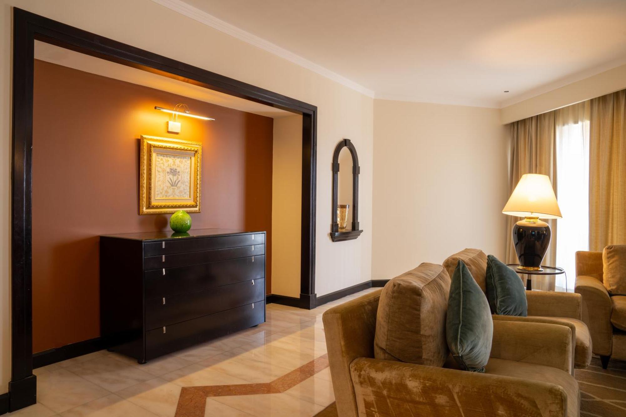 Danat Al Ain Resort Exteriér fotografie A suite at the Taj Mahal Palace, Mumbai