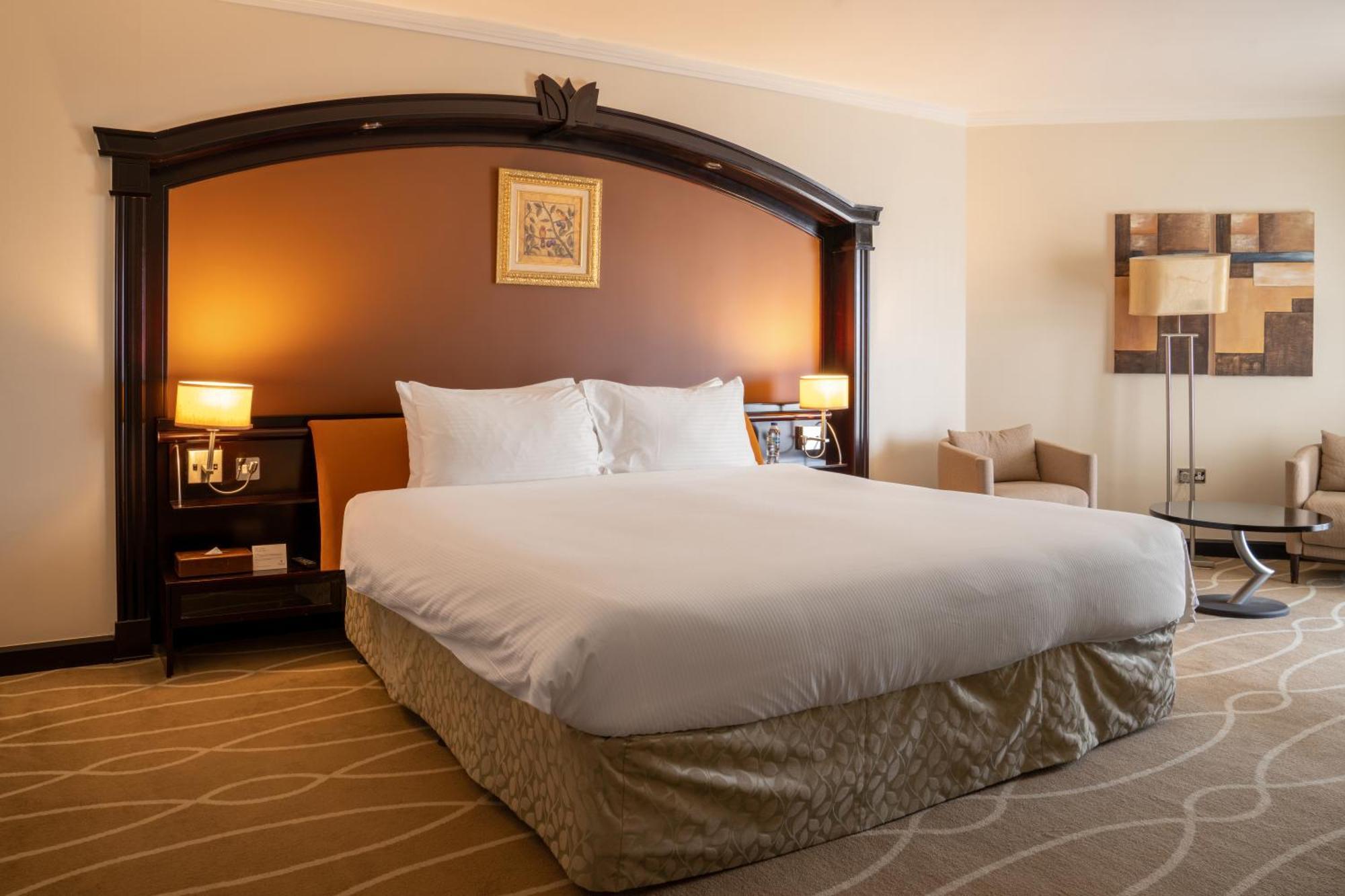 Danat Al Ain Resort Exteriér fotografie A bedroom at the hotel