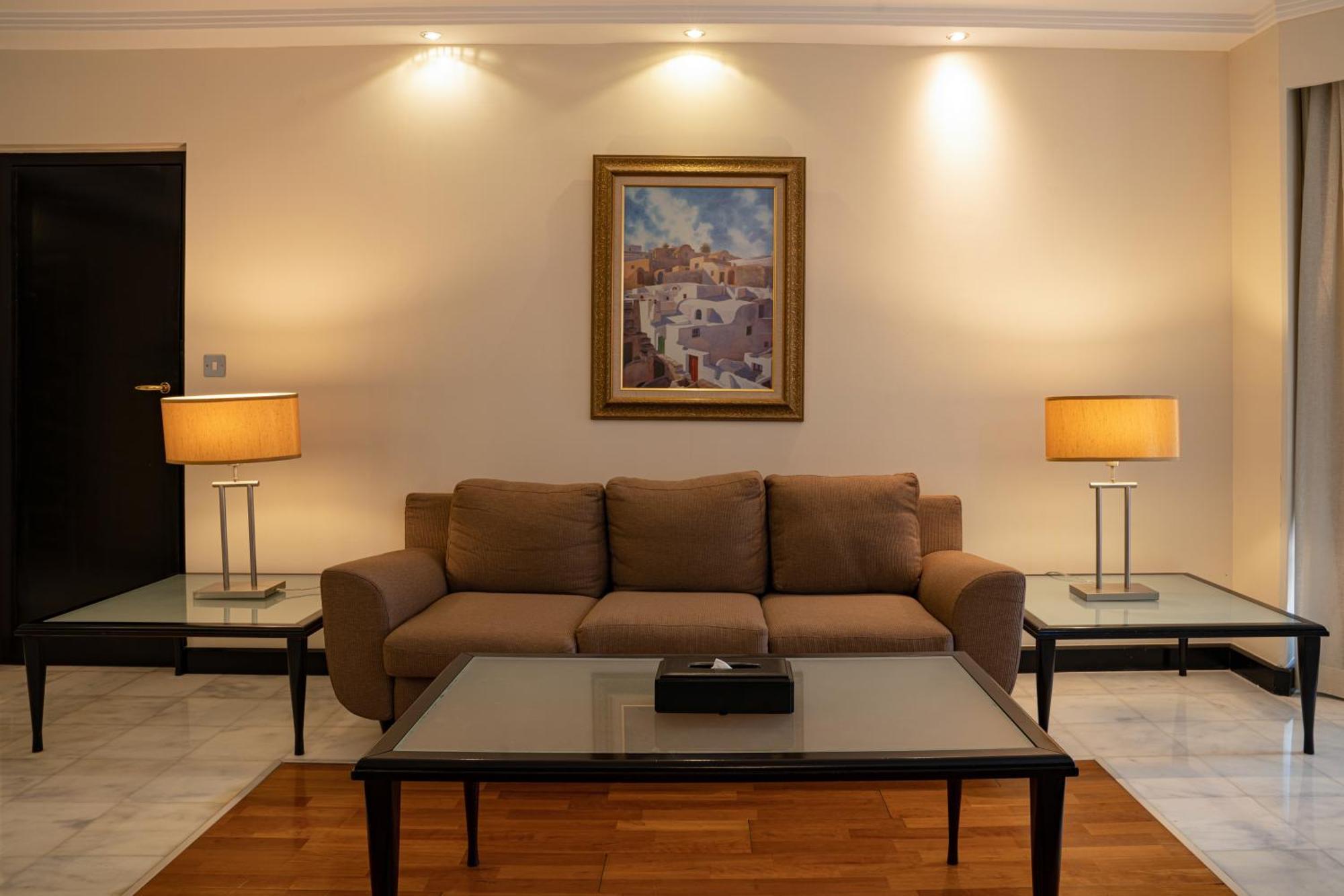 Danat Al Ain Resort Exteriér fotografie A living room with a sofa