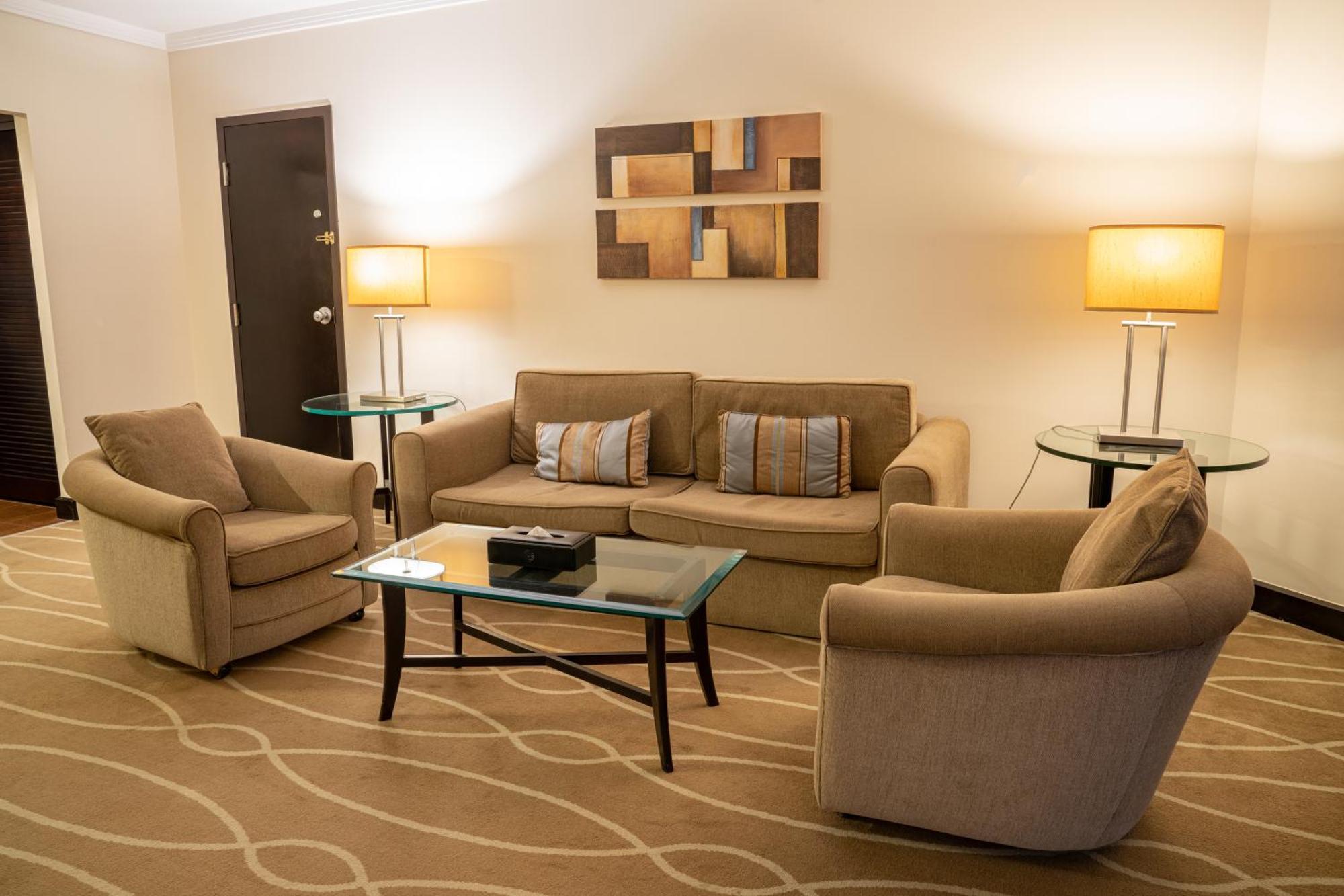 Danat Al Ain Resort Exteriér fotografie A living room in a suite at the Fairmont