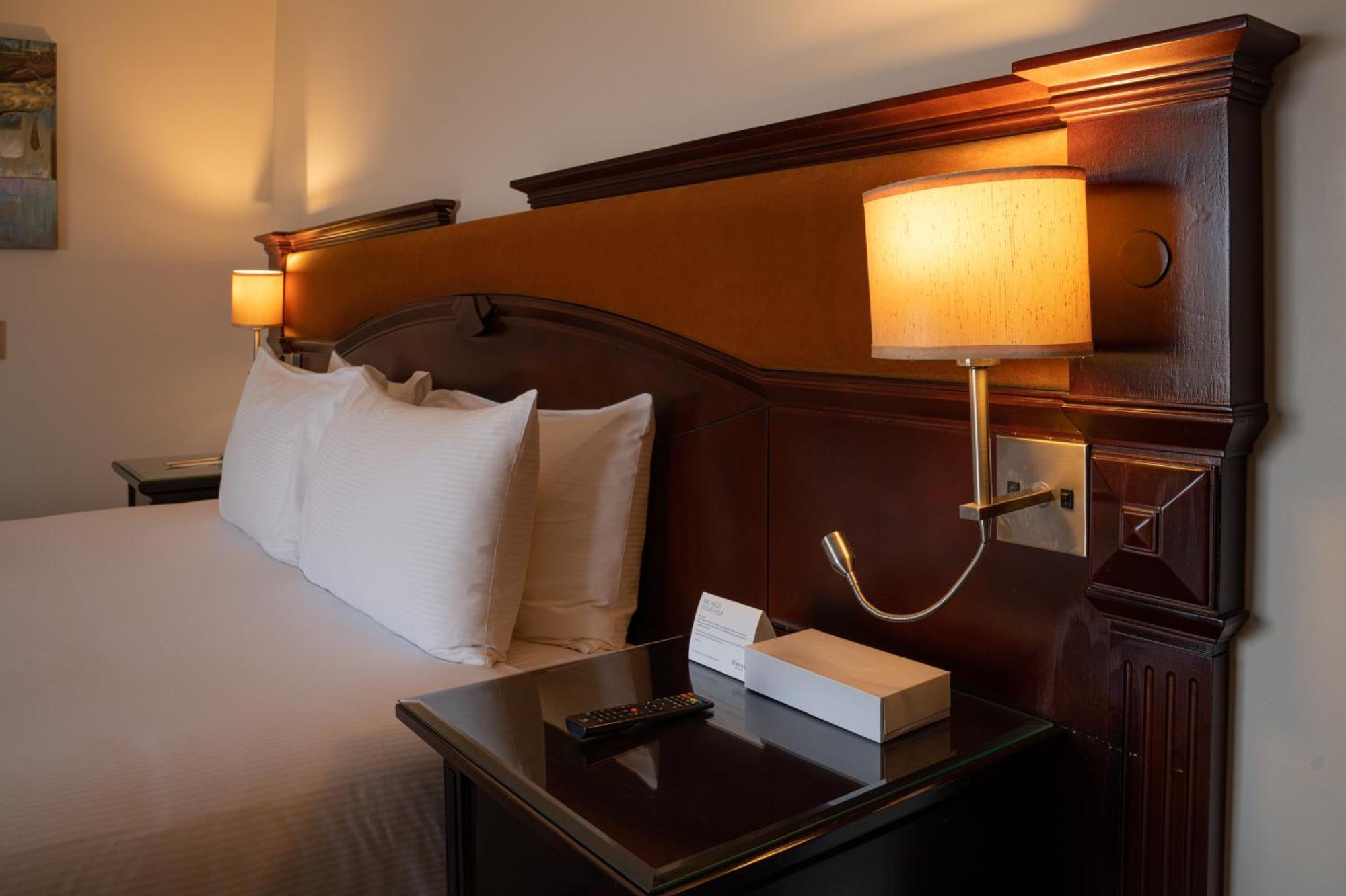 Danat Al Ain Resort Exteriér fotografie A bedside table
