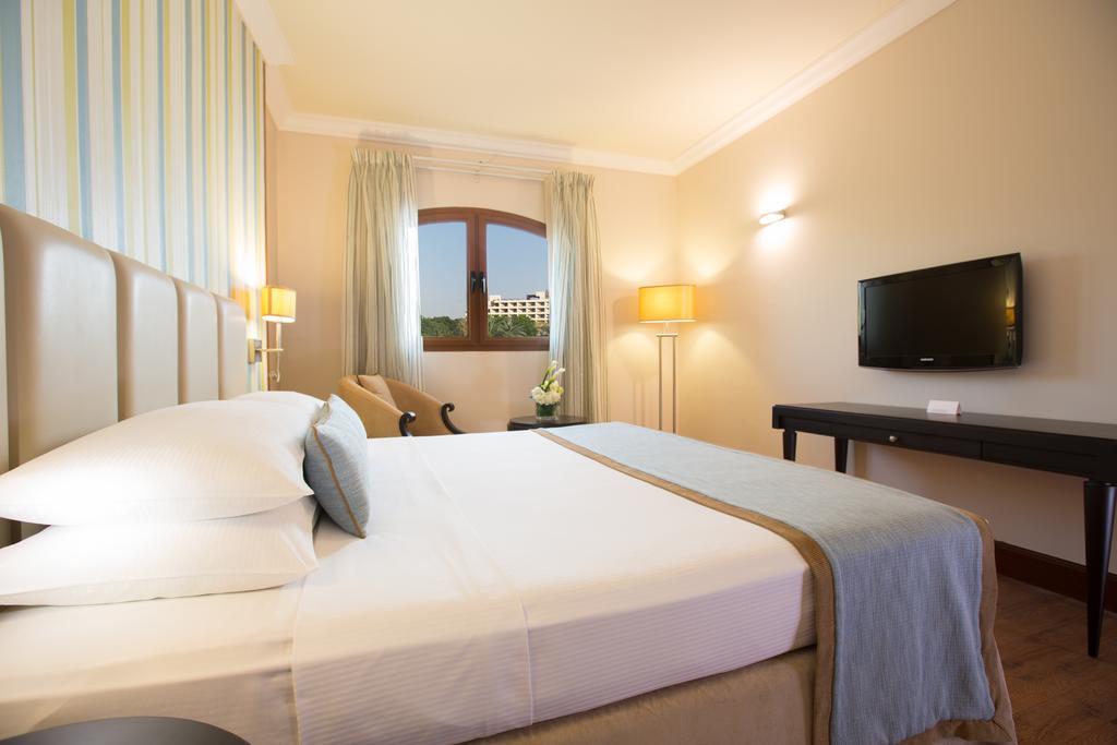Danat Al Ain Resort Exteriér fotografie A room at the hotel