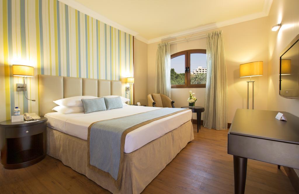 Danat Al Ain Resort Exteriér fotografie A room at the hotel