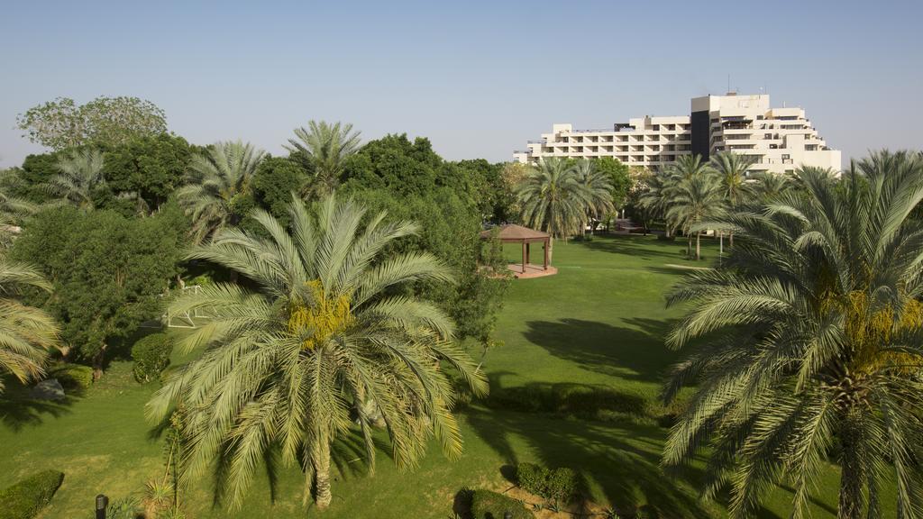 Danat Al Ain Resort Exteriér fotografie The green of the 18th hole