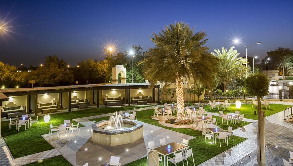 Danat Al Ain Resort Exteriér fotografie The park at night