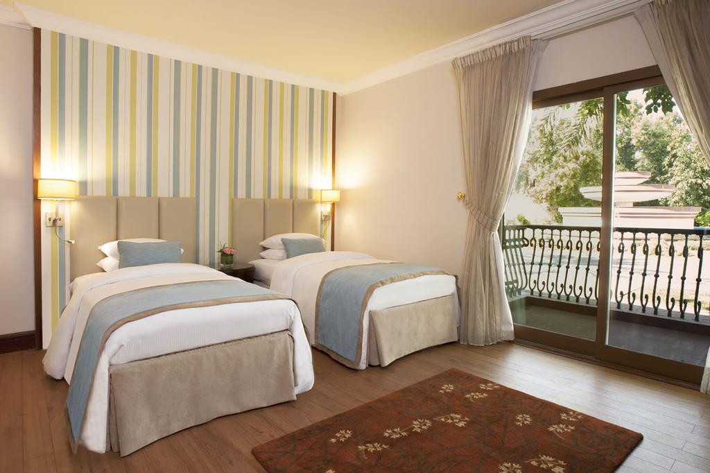 Danat Al Ain Resort Exteriér fotografie A room at the hotel