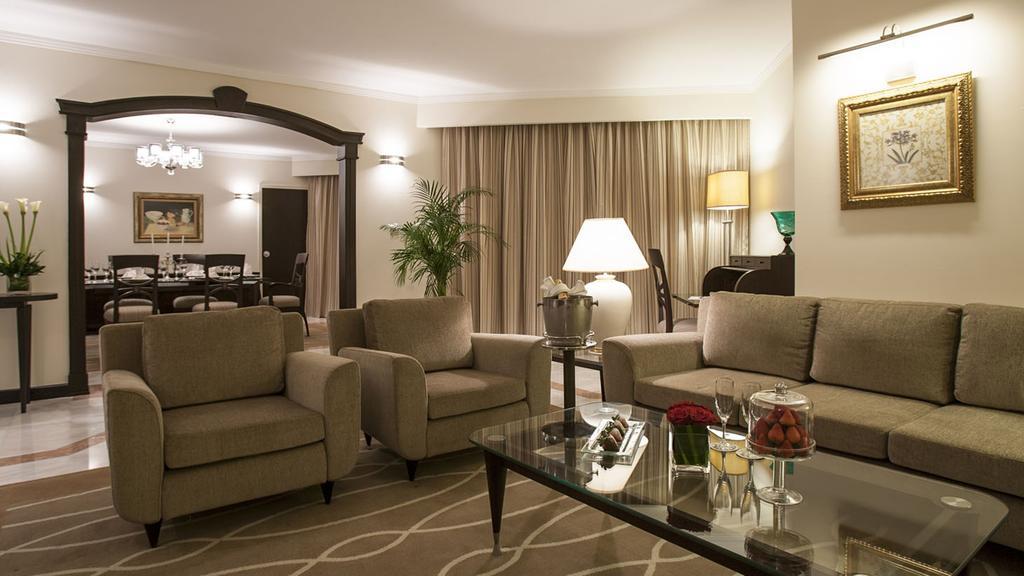 Danat Al Ain Resort Exteriér fotografie A living room in a suite at the Taj Mahal Palace, Mumbai