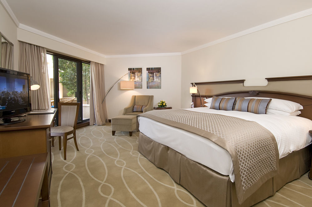 Danat Al Ain Resort Exteriér fotografie A guest room at the Four Seasons Hotel