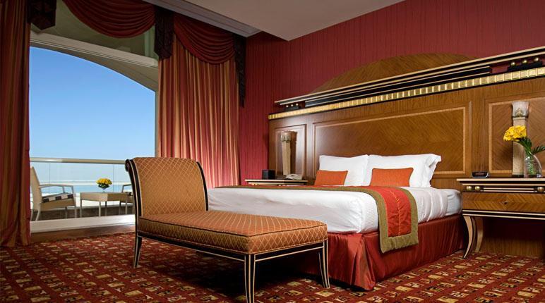 Danat Al Ain Resort Exteriér fotografie A bedroom at the Jumeirah Beach Hotel