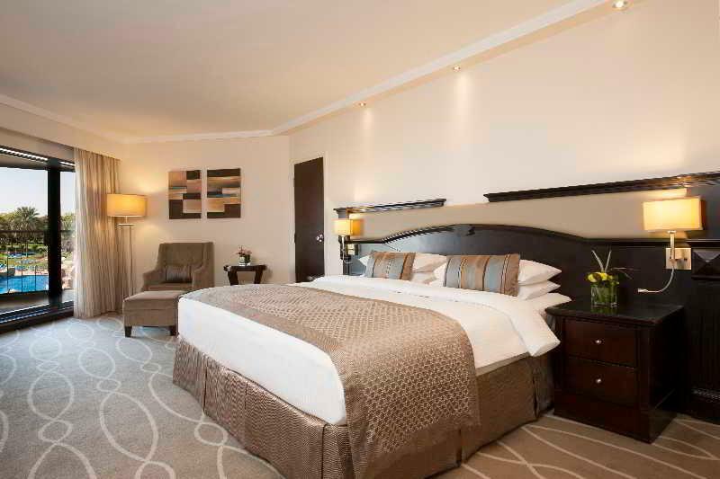 Danat Al Ain Resort Exteriér fotografie A bedroom at the hotel