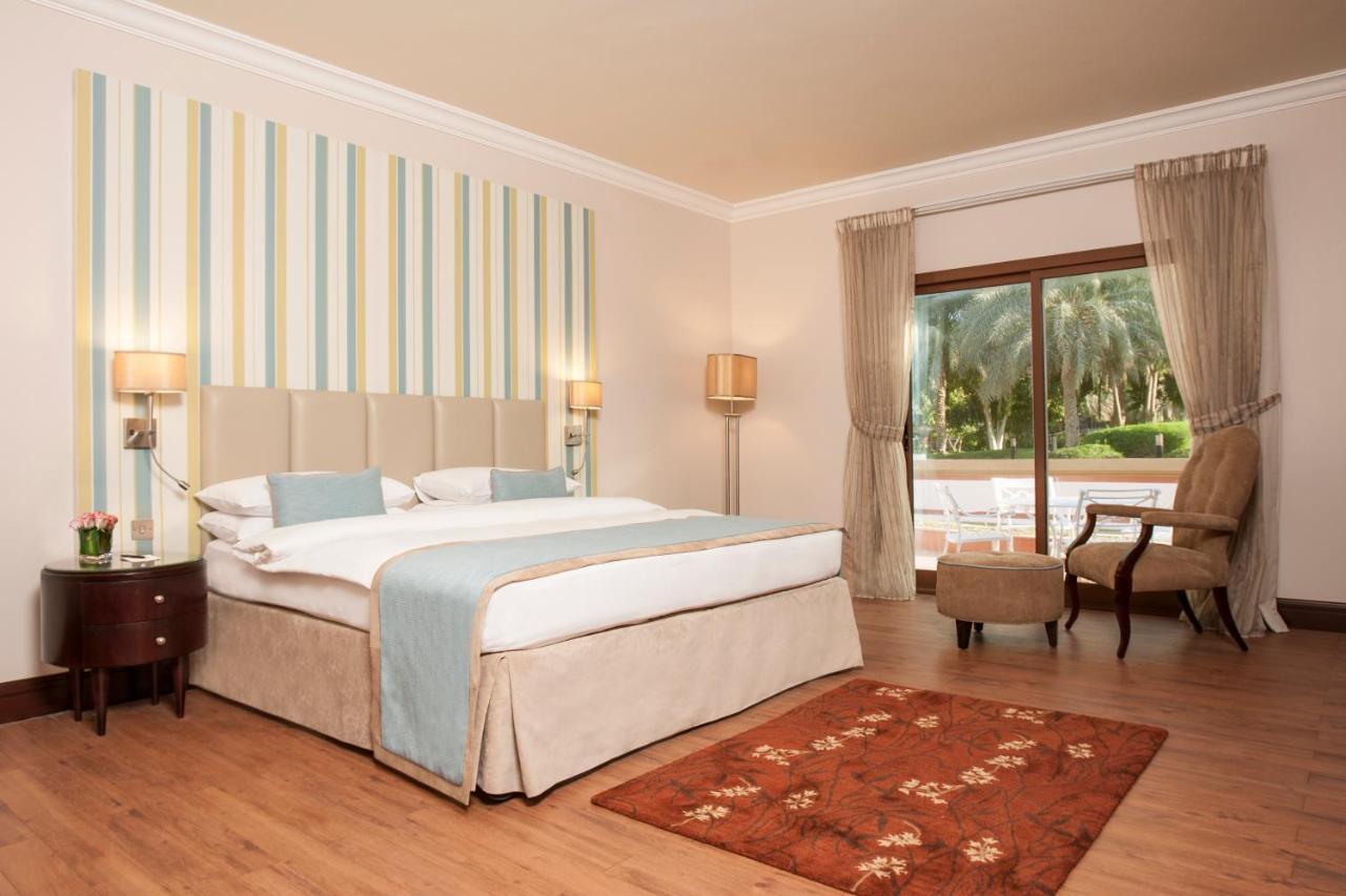 Danat Al Ain Resort Exteriér fotografie A bedroom at the hotel